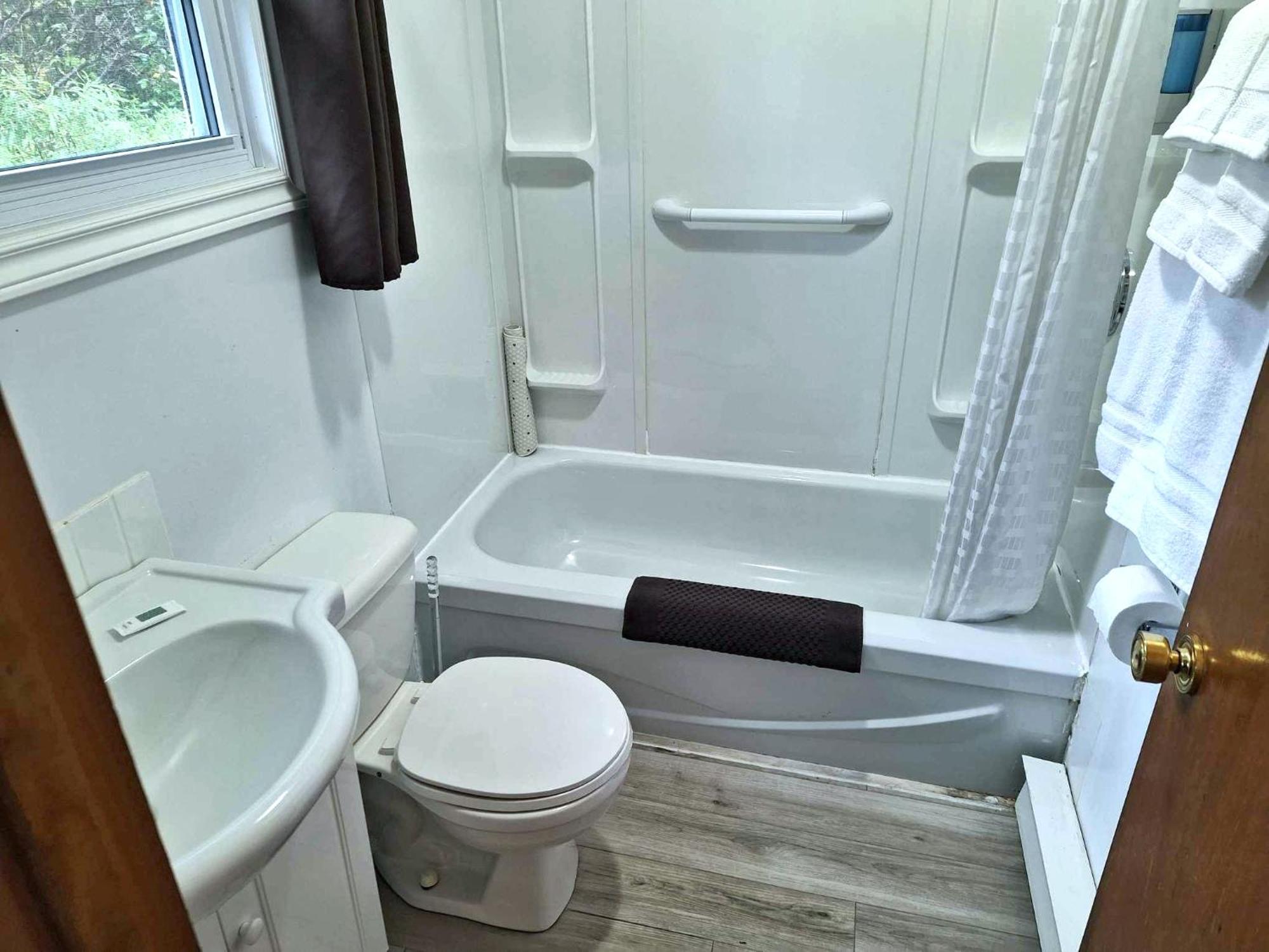 Sea Breeze Motel Ингониш Екстериор снимка